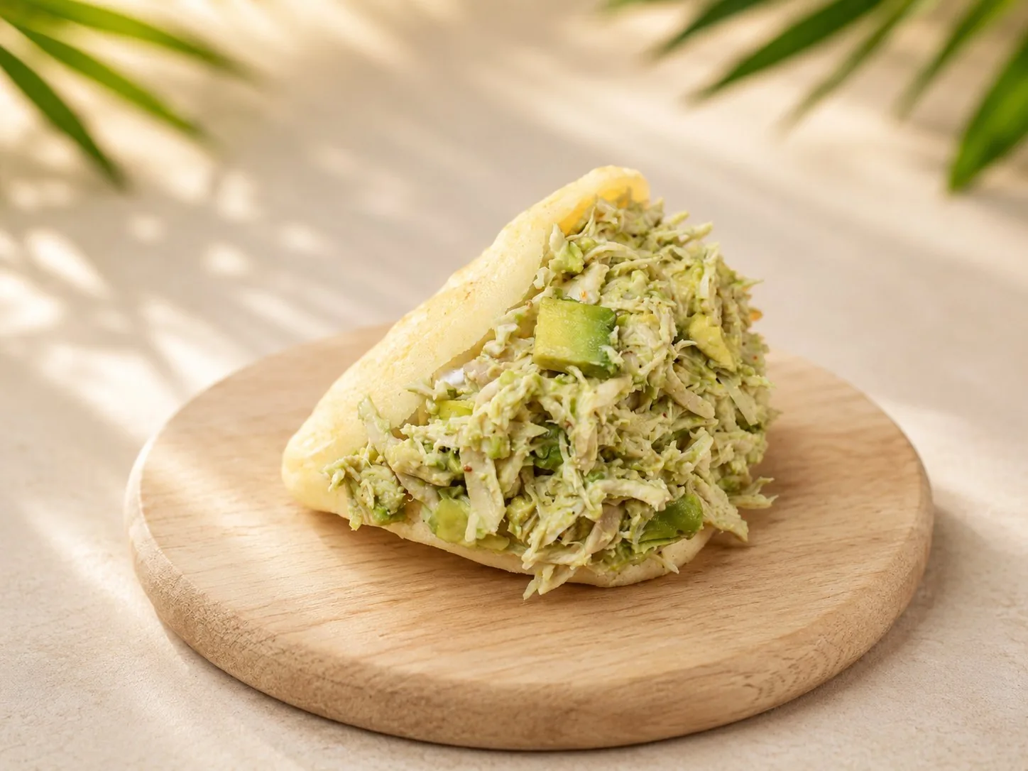 Reina Pepiada Arepa, gefüllt mit gezupftem Hühnerfleisch, Avocado und Mayonnaise.