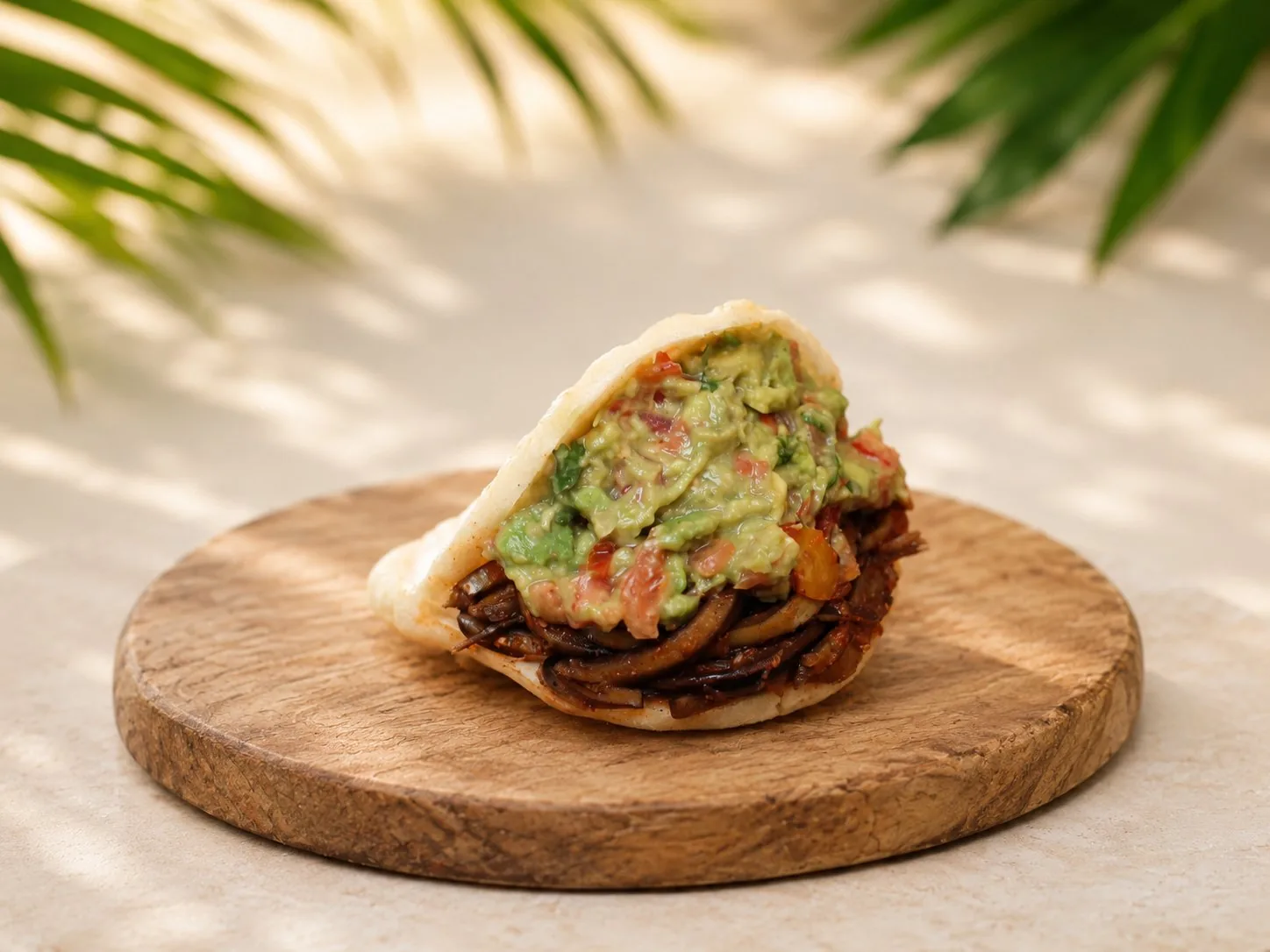 Vegan Beef Arepa mit gewürzter Kochbananenschale und Guacamole.