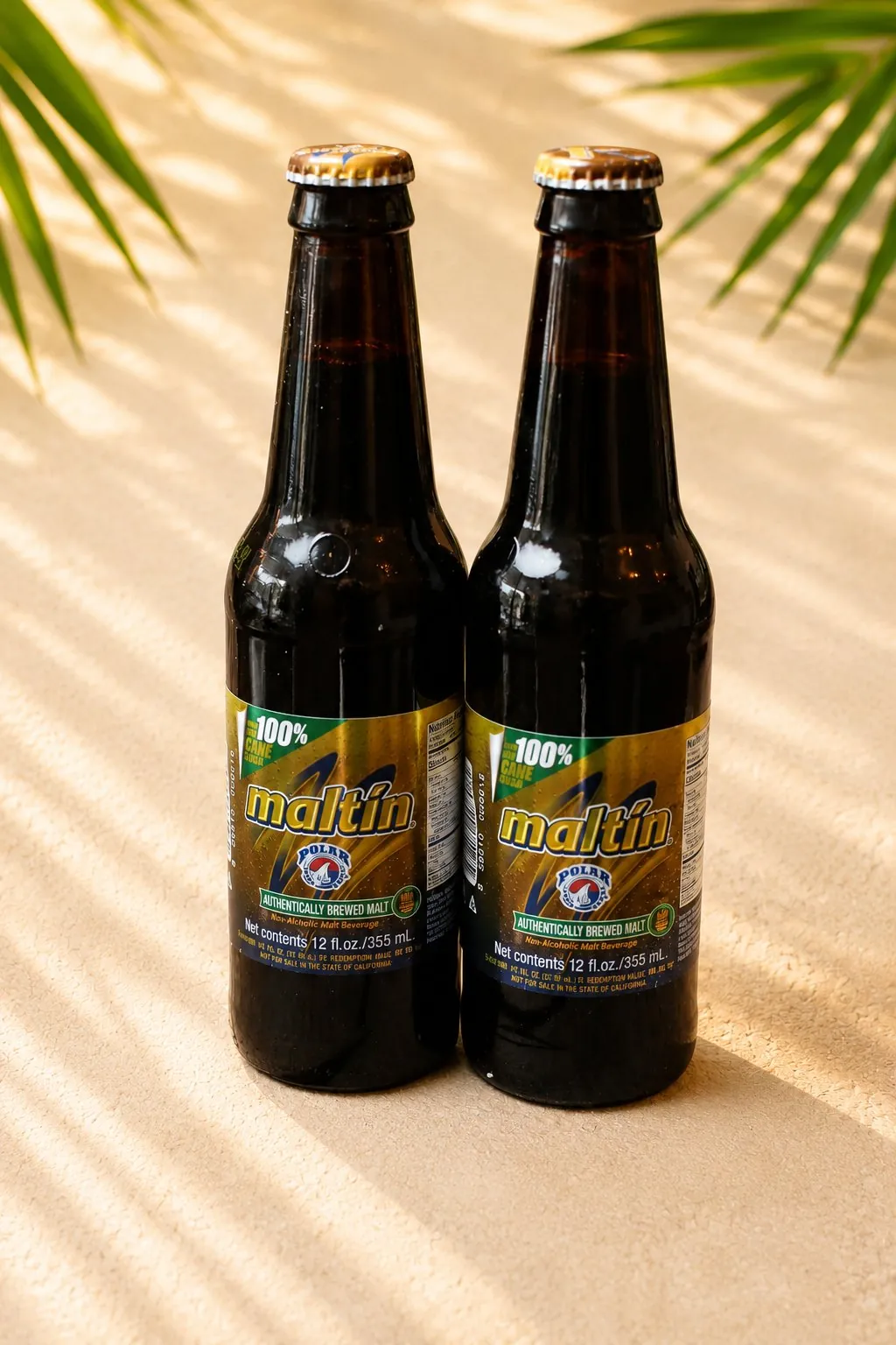 Zwei Flaschen Maltín Polar, ein venezolanisches alkoholfreies Malzgetränk, im warmen Licht.